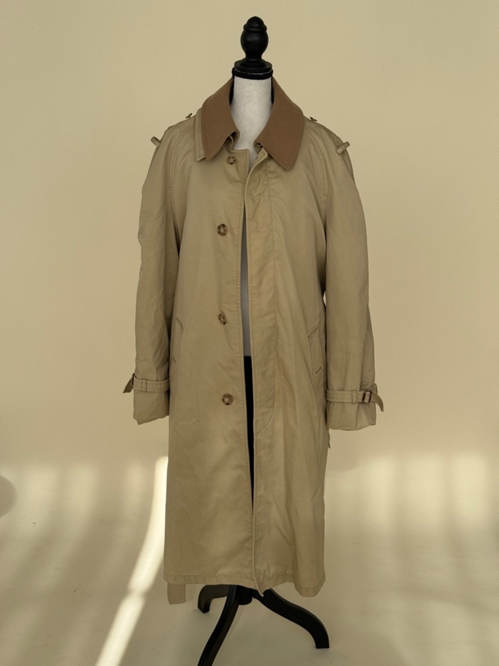 Classic Beige Vintage Trench Coat with Brown Collar and Liner
